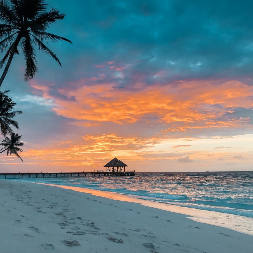 Reethi Faru Resort - Strand mit Steg