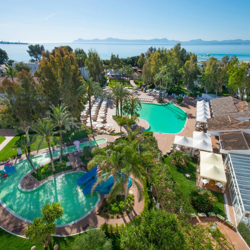 Pool und Gartenanlage im Hotel Iberostar Ciudad Blanca