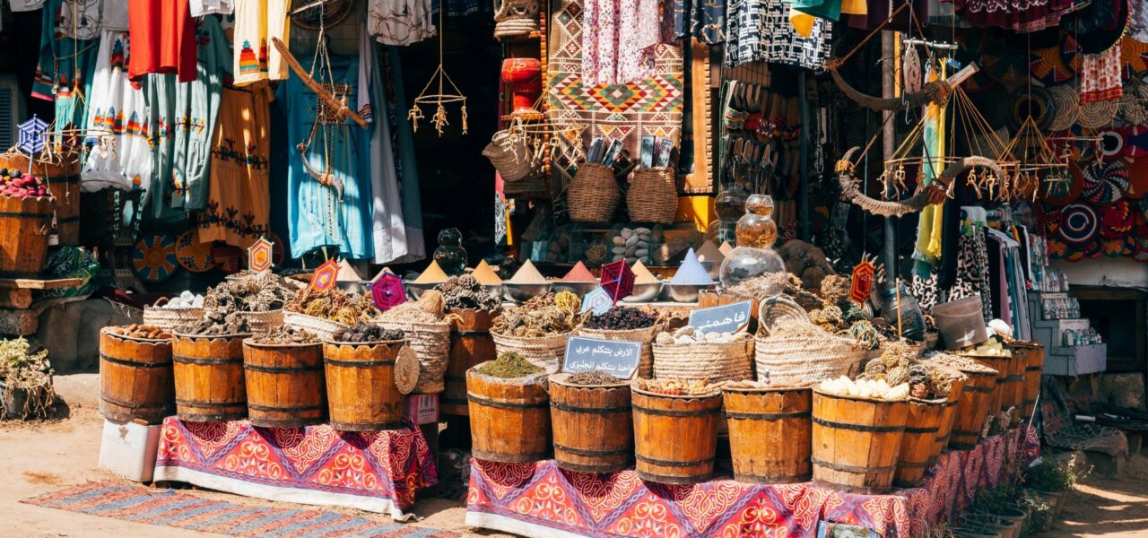 Aegypten_Bunter Marktstand Farbenfroher nubischer Markt in Aswan, Ägypten