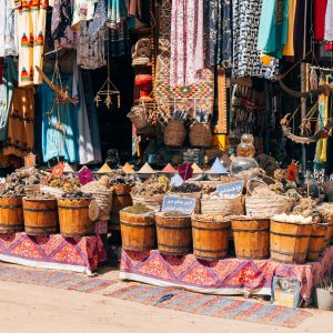 Farbenfroher nubischer Markt in Aswan, Ägypten