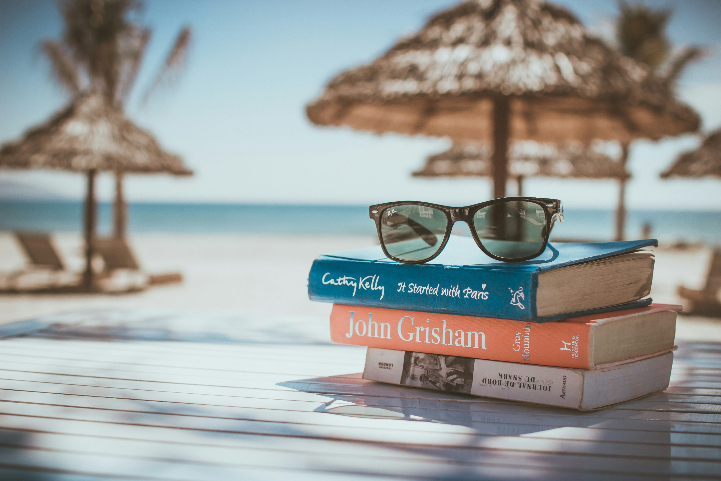 ray-ban-wayfarer-sonnenbrille-mit-schwarzem-rahmen-auf-dem-buch